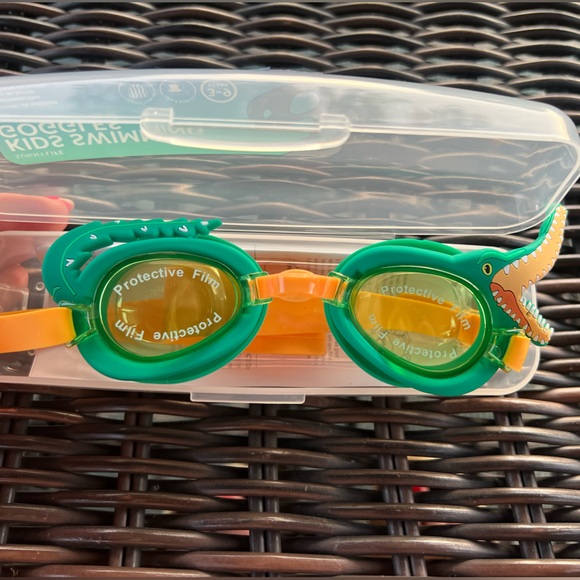 Brand New Kids Crocodile Swimming Goggles - Picture 1 of 5